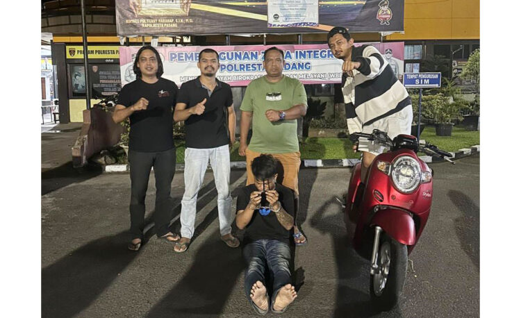 CURI MOTOR— Pelaku Harianto (33) ditangkap
Tim Klewang Satreskrim Polresta Padang gegara
ketahuan mencuri motor.