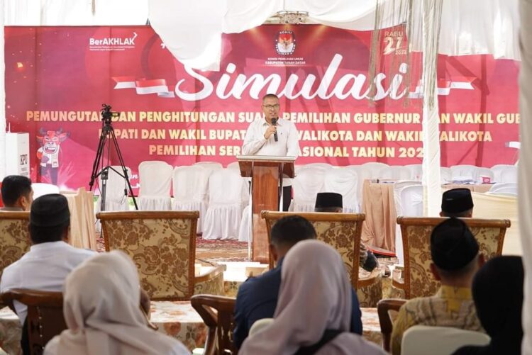 SIMULASI— KPU Tanah Datar menggelar Simulasi Pemungutan Suara dan Penghitungan Suara Pemilihan Gubernur dan Wakil Gubernur serta Bupati dan Wakil Bupati Tanah Datar, Sabtu (16/11) di Lapangan Cindua Mato Batusangkar.