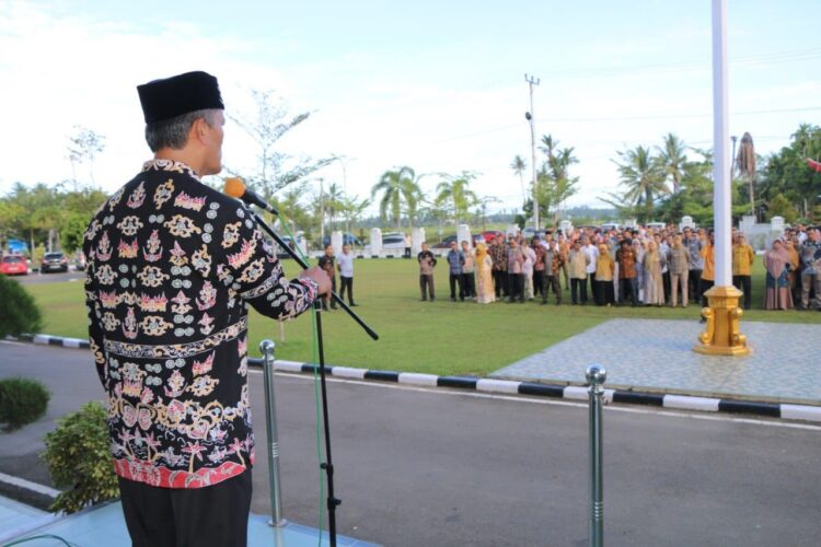 PIMPIN—Penjabat (Pj) Wali Kota Pariaman, Roberia saat pimpin Apel Gabungan Pejabat Eselon II, III dan IV yang ada di jajaran Pemerintah Kota Pariaman, di halaman kantor Balaikota Pariaman, Kamis (28/11).