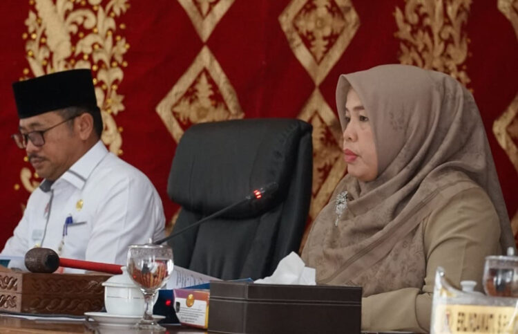 SIDANG PARIPURNA— Pimpinan DPRD Kota Payakumbuh Hurisna Jumhur bersama Pj Wako Payakumbuh dalam sidang paripurna beberapa waktu lalu.