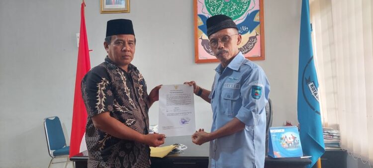 LIHATKAN SURAT TUGAS—Plt Camat Barangin Irwan Junaidi bersama mantan Camat Barangin Subandi tunjukan surat tugas.