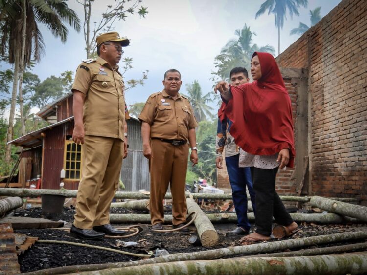 TINJAU RUMAH KORBAN— Pj Wali Kota Payakumbuh Suprayitno, saat meninjau lokasi kebakaran rumah warga, yang juga seorang guru SDN 62 Payakumbuh.