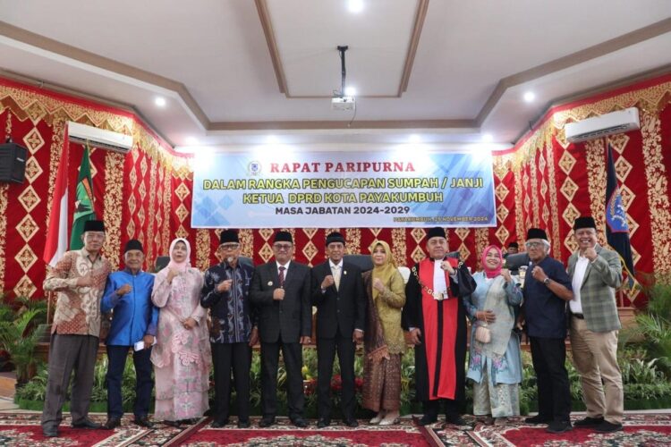 RAPAT PARPURNA— Pj Wali Kota Payakumbuh Suprayitno, bersama Ketua DPRD Kota Payakumbuh yang baru dilantik, usai rapat paripurna di gedung DPRD Payakumbuh.