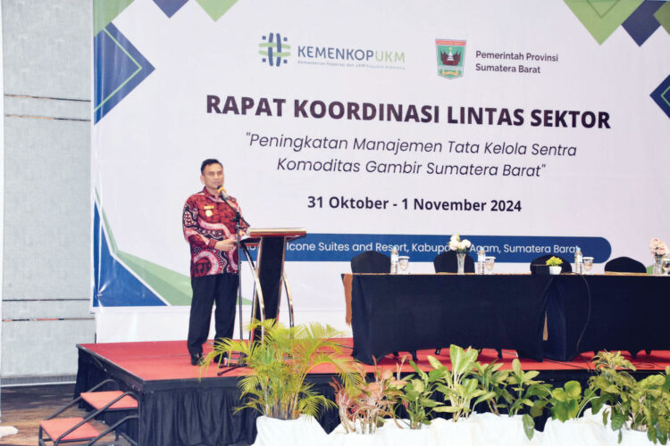 RAKOR LINTAS SEKTORAL— Pejabat Sementara (Pjs) Bupati Agam hadiri rapat koordinasi lintas sektoral terkait peningkatan manajemen tata kelola central komunitas Gambir Sumatera Barat di Hotel Bancone, Tilatang Kamang, Kamis, (31/10).