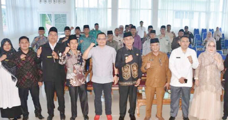 SANTRI PRENEUR— Pjs Bupati Agam, Dr Endrizal SE MSi hadiri sosialisasi program
Santri Preneur, di Kampus STIEBI Al Azhar Campago Guguak Bulek Mandiangin
Koto Selayan, Bukittinggi, Rabu (30/10).