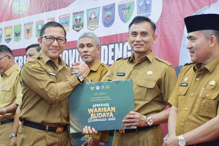 RAKOR—
Pjs Bupati Agam, Dr Endrizal mengikuti rapat koordinasi Pemerintah Provinsi Sumatera Barat dengan kabupaten dan kota, di Balaikota Pariaman,
Selasa (5/11).