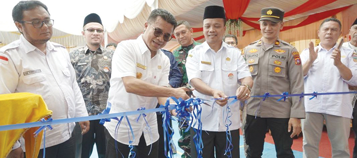 GUNTING PITA—Pjs. Bupati Solok Selatan Adib Alfikri gunting pita saat mmebuka Job Fair di SMK N 5 Solok Selatan, Rabu (13/11).