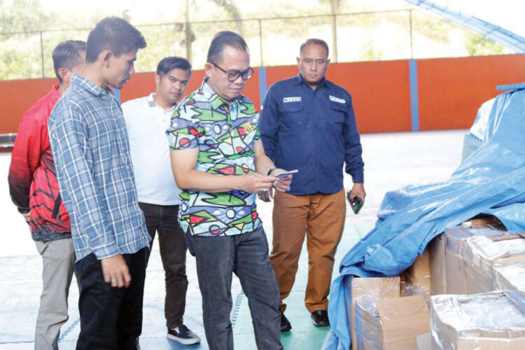 TINJAU LOKASI— Pjs Wali Kota Bukittinggi turun ke lokasi tempat penyimpanan logistik untuk Pilkada 2024, Sabtu (2/11),
didampingi Ketua KPU Bukittinggi, Satria Putra, Kasat PolPP, Joni Feri, Kabag Pemerintahan, Dwiningrum Setyani dan
Kabag Prokopim Beny Yuneldi