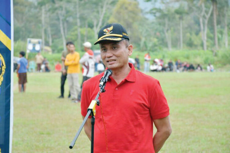 SAMBUTAN PENUTUPAN— Pjs Bupati Agam Dr. Endrizal, SE, M.Si, secara resmi menutup event Walinagari Cup II Nagari Padang Tarok Tahun 2024 di lapangan sepakbola Talang Andih, Nagari Padang Tarok, Kecamatan Baso, Rabu, (30/10).