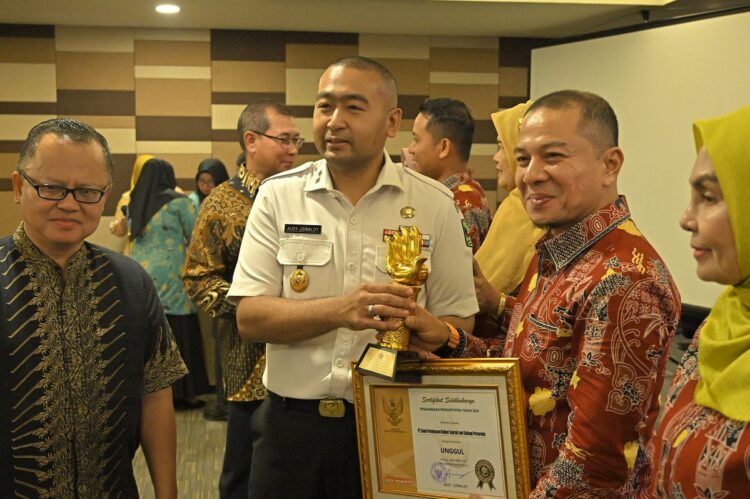 PENGHARGAAN— Plt Gubernur Sumbar  Audy usai membuka kegiatan Penganugerahan Penghargaan Produktivitas (Siddhakarya) Provinsi Sumbar Kategori Usaha Kecil, Usaha Menengah, dan Usaha Besar Tahun 2024.