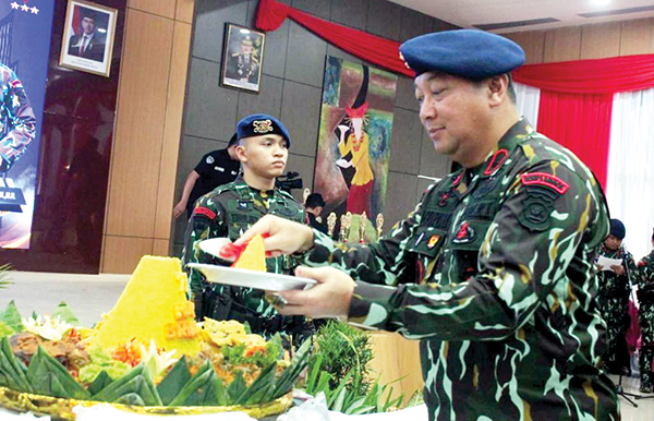 SYUKURAN— Wakapolda Sumbar, Brigjen Pol Gupuh Setiyono memotong tumpeng pada acara syukuran HUT Korps Brimob Polri ke-79.