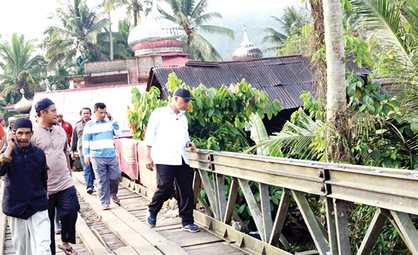 MENINJAU— Calon Gubernur Sumbar, Mahyeldi meninjau bencana banjir bandang di Lubuak Bonta, Nagari Sumpur, Sijunjung.