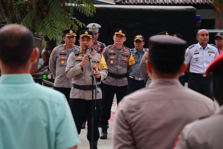 ARAHAN—Kapolres Sawahlunto AKBP Purwanto Hari Subekti, S.Sos. saat berikan arahaan pada personel yang
telibat pengamanan di Lapangan Bola Voli BDTBT.