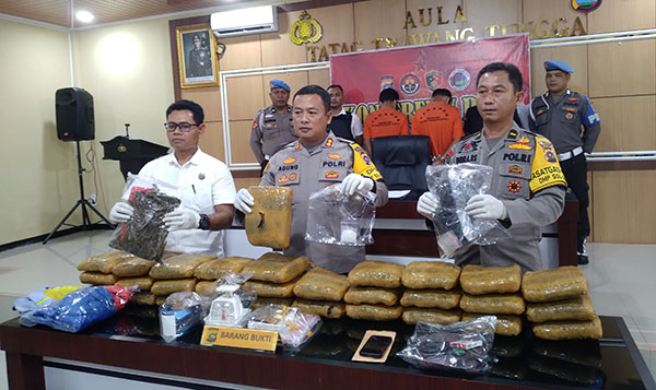 PERLIHATKAN BUKTI— Kapolres Pasbar AKBP, Agung Tribanwanto didampinggi Kasat Narkoba AKP Eri Yanto dan Kasi Humas Ipda Indra, memperlihatkan ganja dan sabu dari penangkapan dua pengedar.