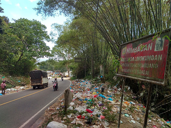 SAMPAH BESERAKAN—Sampah berserakan di pinggir jalan nasional Payakumbuh-Bukitinggi, tepatnya di perbatasan Agam dan Limapuluh Kota.