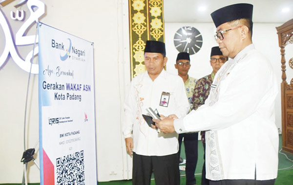 GERAKAN WAKAF UANG— Pj Sekda Kota Padang Yosefriawan meluncurkan gerakan “Wakaf Uang” bagi Aparatur Sipil Negara (ASN), di Masjid Agung Nurul Iman, Jumat (1/11).