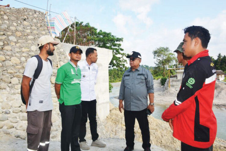 TINJAU— Sekdakab Agam, Drs H Edi Busti, Msi meninjau pembangunan tiga unit jembatan dan satu unit puskesmas diwilayah Kecamatan Ampek Nagari dan Lubuk Basung, Rabu (30/10).