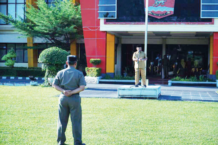 APEL GABUNGAN— Sekda Agam, Edi Busti, memimpin apel ga bungan ASN Pemerintah Kabupaten Agam yang berlangsung di halaman Kantor Bupati Agam, Padang Baru, Lubuk Basung, pada Senin (4/11).