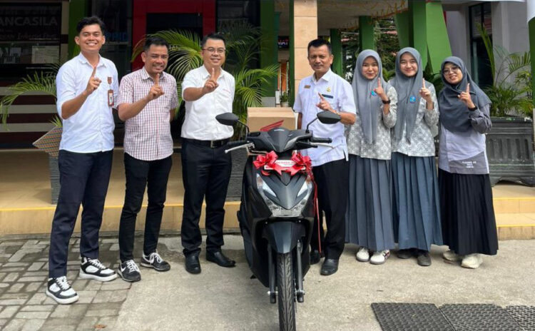 TERIMA HADIAH— Manajemen PT Menara Agung menyerahkan hadiah satu unit Honda BeAT untuk siswi SMAN 2 Payakumbuh yang meraih penghargaan tertinggi di ajang AHMBS 2024.