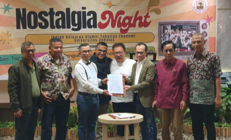 MUBES IKAFE— Rektor Unand Efa Yonnedi menyerahkan berita acara pemilihan Ketua Ikafe Unand periode 2024-2028 kepada ketua terpilih Darmansyah, saat kegiatan Nostalgia Night, Sabtu (2/11).