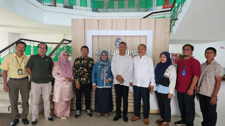 KUNJUNGAN VISITASI—Tim KI Sumbar melakukan visitasi dan berfoto bersama di kantor Bupati Limapuluh Kota dengan Sekda Herman Azmar.