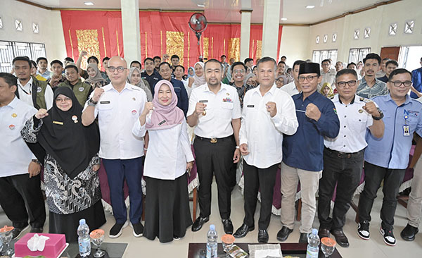 TRANSFORMASI DIGITAL NAGARI— Plt Gubernur Sumbar, Audy Joinaldy didampingi Kepala Dinas Kominfotik, Siti Aisyah, Kepala OPD Pemprov Sumbar, Sekda Limapuluh Kota, Wali Nagari Koto Tangah Simalanggang, Perwakilan Bank Nagari meresmikan Kick Off Transformasi Digital Nagari di Kantor KAN Koto Tangah Simalanggang, Rabu (6/11).