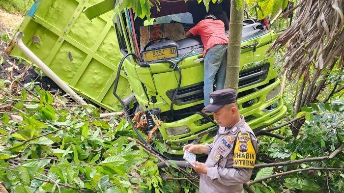 MASUK JURANG— Polisi melakukan olah TKP kecelakaan truk batu bara yang masuk jurang di Sitinjau Lauik.