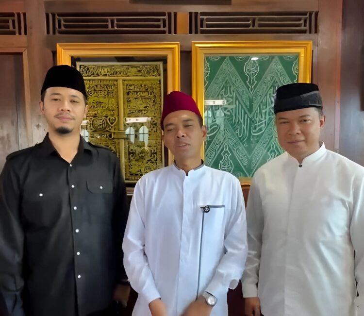 DUKUNGAN—UAS memberikan dukungan kepada Erman Safar dan Heldo untuk memimpin pemerintahan Kota Bukittinggi 2024-2029.