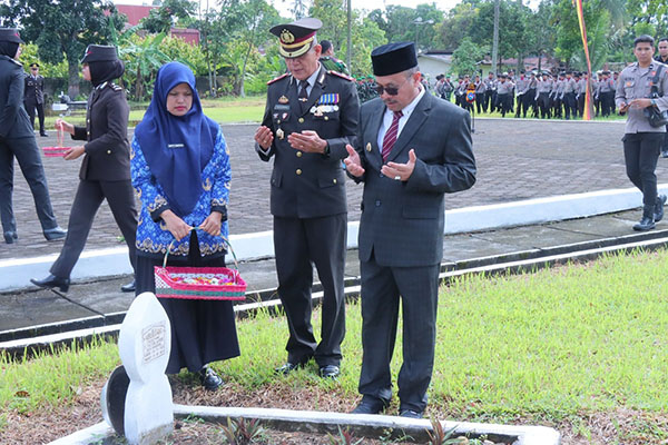 TABUR BUNGA—Pj.Walikota Payakumbuh Suprayitno bersama Wakapolres Payakumbuh Kompol Russirwan melakukan tabur bunga di Taman Malam Pahlawan, usai upacara peringatan Hari Pahlawan.