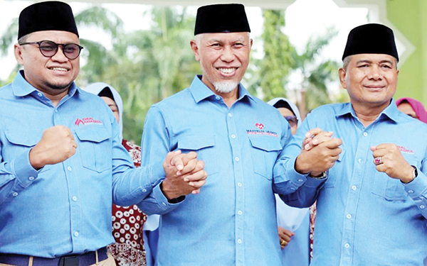 FOTO BERSAMA— Pasangan calon Wali Kota dan Wakil Wali Kota Padang nomor urut 2 Muhammad Iqbal dan Amasrul bersama Calon Gubernur Sumbar nomor urut 1, Mahyeldi.