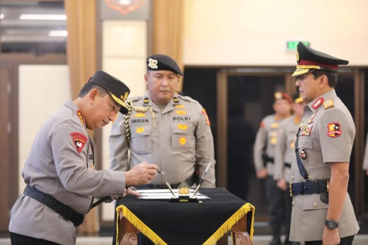 LANTIK— Kapolri Jenderal Pol Listyo Sigit Prabowo saat melantik Komjen Pol Ahmad Dofiri
sebagai Wakapolri baru.