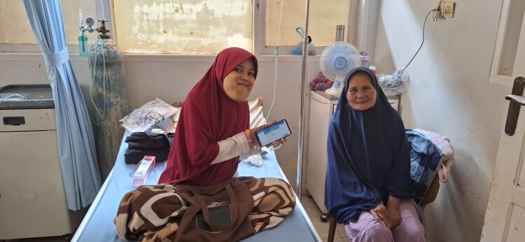 PENGOBATAN—Wirda bersama putrinya saat menjalani pengobatan rawat inap di RSUD Adnan WD Payakumbuh.