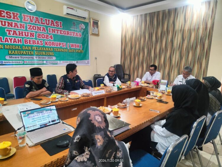 PENILAIAN—Tim pelayanan publik Kabupaten Sijunjung melakukan penilaian terhadap sejumlah OPD di lingkup Pemkab Sijunjung.