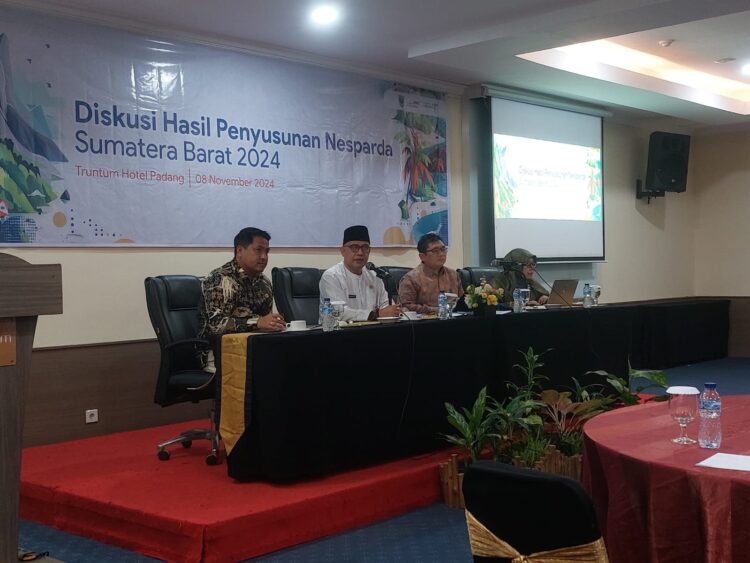 diskusi--Ketua Tim LPER Unand, DR Edi Hariyanto dan tim bersama Kepala Dinas Pariwisata Sumbar Luhur Budianda dan Kabid Promosi Fajri Hidayat diskusi dengan insan pers dan pelaku pariwisata Sumbar, Jumat (8/11) di Padang.