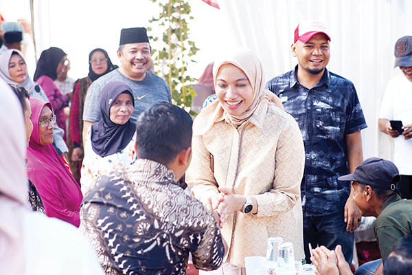 SAPA MASYARAKAT— Calon Bupati Kabupaten Dharmasraya nomor urut 2, Annisa Suci Ramadhani saat menyapa dan bersilaturahmi bersama masyarakat.