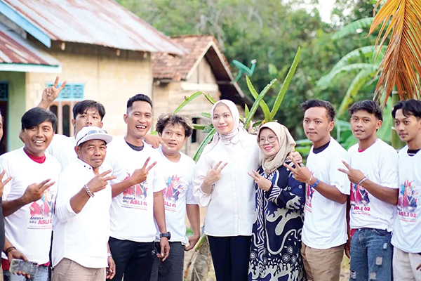 BERSAMA GENERASI MUDA— Calon Bupati Kabupaten Dharmasraya nomor urut 2, Annisa Suci Ramadhani bersama generasi muda Dharmasraya.