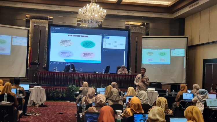 Bimtek Penggunaan Aplikasi Srikandi bagi Konseptor, Verifikator dan Pengelola Tata Naskah Dinas di Lingkungan Dinas Pendidikan, Cabang Dinas, SMA, SMK, dan SLB Negeri se-Kota Padang, Selasa (12/11) di Padang.