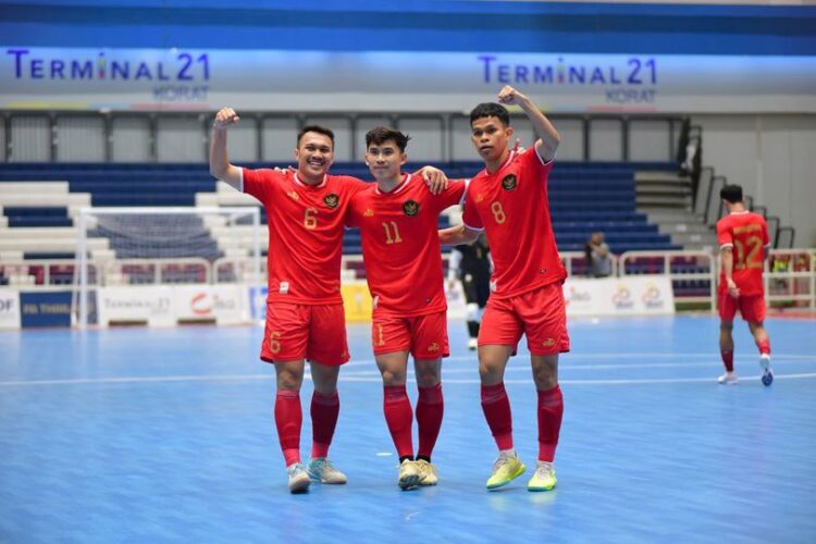 TAMPIL GEMILANG— Timnas Futsal Indonesia memulai perjalanan di Piala AFF Futsal 2024 dengan langkah gemilang, mengalahkan Kamboja dengan skor telak 9-0 dalam pertandingan pertama Grup B yang digelar di Terminal Hall, Nakhon Ratchasima, pada Senin (4/11).