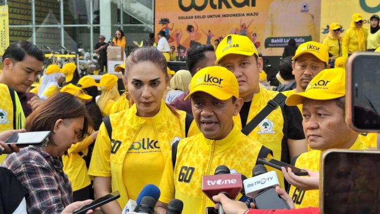 HUT GOLKAR— Ketua Umum Partai Golkar Bahlil Lahadalia usai acara senam dalam rangkaian HUT ke-60 Partai Golkar.