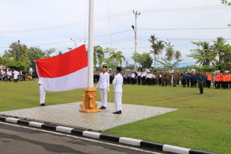 UPACARA HARI PAHLAWAN—Pemerintah Kota Pariaman mengadakan upacara Hari Pahlawan yang dipimpin oleh Dandim 0308 Pariaman, Letnan Kolonel CZI Nur Rahmad Khaironi.