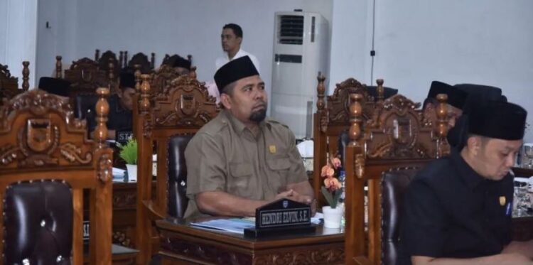 RAPAT— Anggota DPRD Kota Sawahlunto, dari Fraksi Gerakan Keadilan Indonesia Sejahtera (GKIS) Hendri Elvin
saat rapat  menyarankan supaya acara atau k di DPRD kemarin.