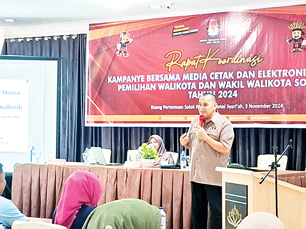 NARASUMBER— GM Harian POSMETRO Padang, Firdaus Abi menjadi narasumbar dalam rakor bertajuk Kampanye Bersama Media Cetak dan Elektronik untuk Pilkada 2024, yang diselanggarakan oleh KPU Kota Solok, Minggu (3/11).