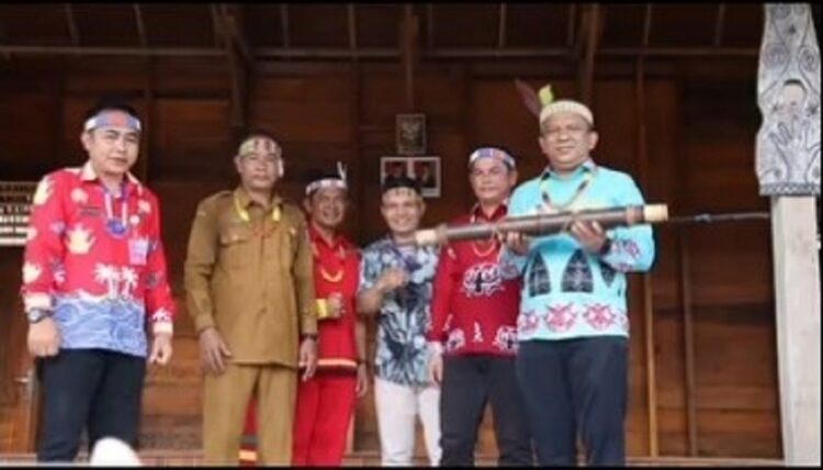 RESMIKAN UMA JARAIK SIKEREI— Pj Bupati Kepulauan Mentawai Fernando Jongguran Simanjuntak, meresmikan Uma Jaraik Sikerei di Desa Muntei, Kecamatan Siberut Selatan.