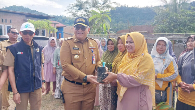 PENYERAHAN BIBIT— Pj Wali Kota Padang Andree Harmadi Algamar, menyerahkan bantuan sarana prasarana KRPL dan bibi buah di Kelompok Wanita Tani (KWT) Anugrah, Jalan Pasar Lalang Kelurahan Kuranji Kecamatan Kuranji, Senin (4/11).