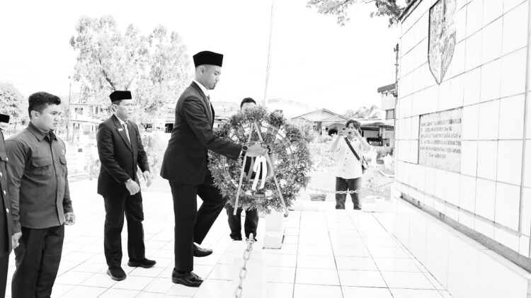 KARANGAN BUNGA—Ketua DPRD Kota Pariaman Muhajir Muslim, meletakkan karangan bunga di TMP Kasuma Bangsa, Minggu (10/11).