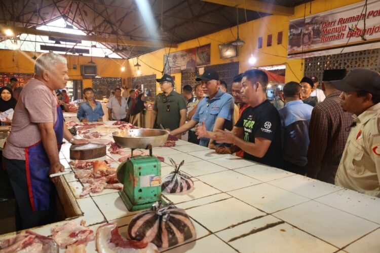 KUNJUNGI PASAR IBUH— Cawagub Nomor 1 Mahyeldi bertemu dengan para pedagang daging, saat melakukan kampanye di Pasar Ibuh, Kota Payakumbuh, Sabtu (9/11).