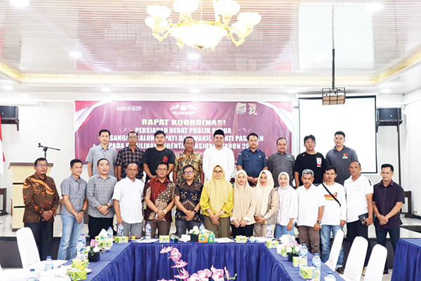 FOTO BERSAMA— KPU Pasaman foto bersama usai melaksanakan rakor persiapan debat publik kedua Paslon Bupati dan Wakil Bupati Pasaman.