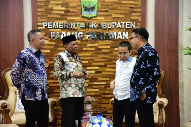 PENILAIAN—Plt Bupati Padangpariaman  Rahmang, kemarin,  didampingi Kepala Dinas Kominfo Zahirman  sambut tim verifikasi faktual Komisi Informasi Sumbar.