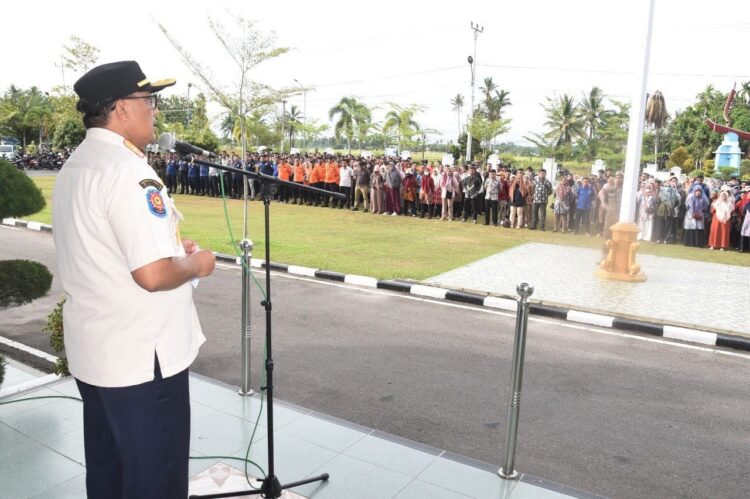 ARAHAN — Pj Wali Kota Pariaman Roberia yang diwakili Kasatpol PP Kota Pariaman Alfian, menyampaikan selamat dan arahan kepada tenaga honorer yang lulus seleksi administrasi PPPK saat apel gabungan.