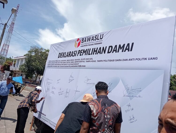 DEKLARASI PILKADA DAMAI— Ketua Bawaslu Padangpariaman . Azwar Mardin teken Deklarasi Pilkada Damai.